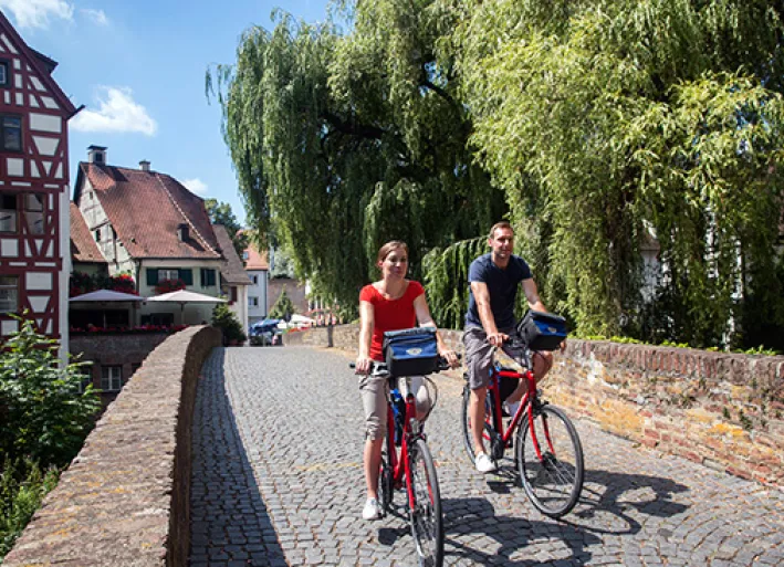 Fahrradfahrer im Fischerviertel in Ulm